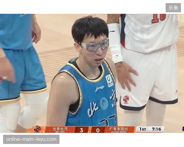 周琦坐镇禁区限制广东进攻，北京队依靠第二节高效表现淘汰老对手晋级